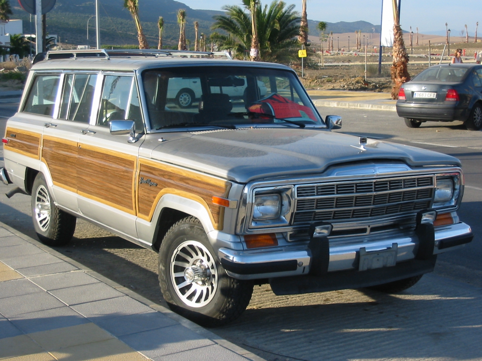 Jeep Grand Wagoneer: 4 фото