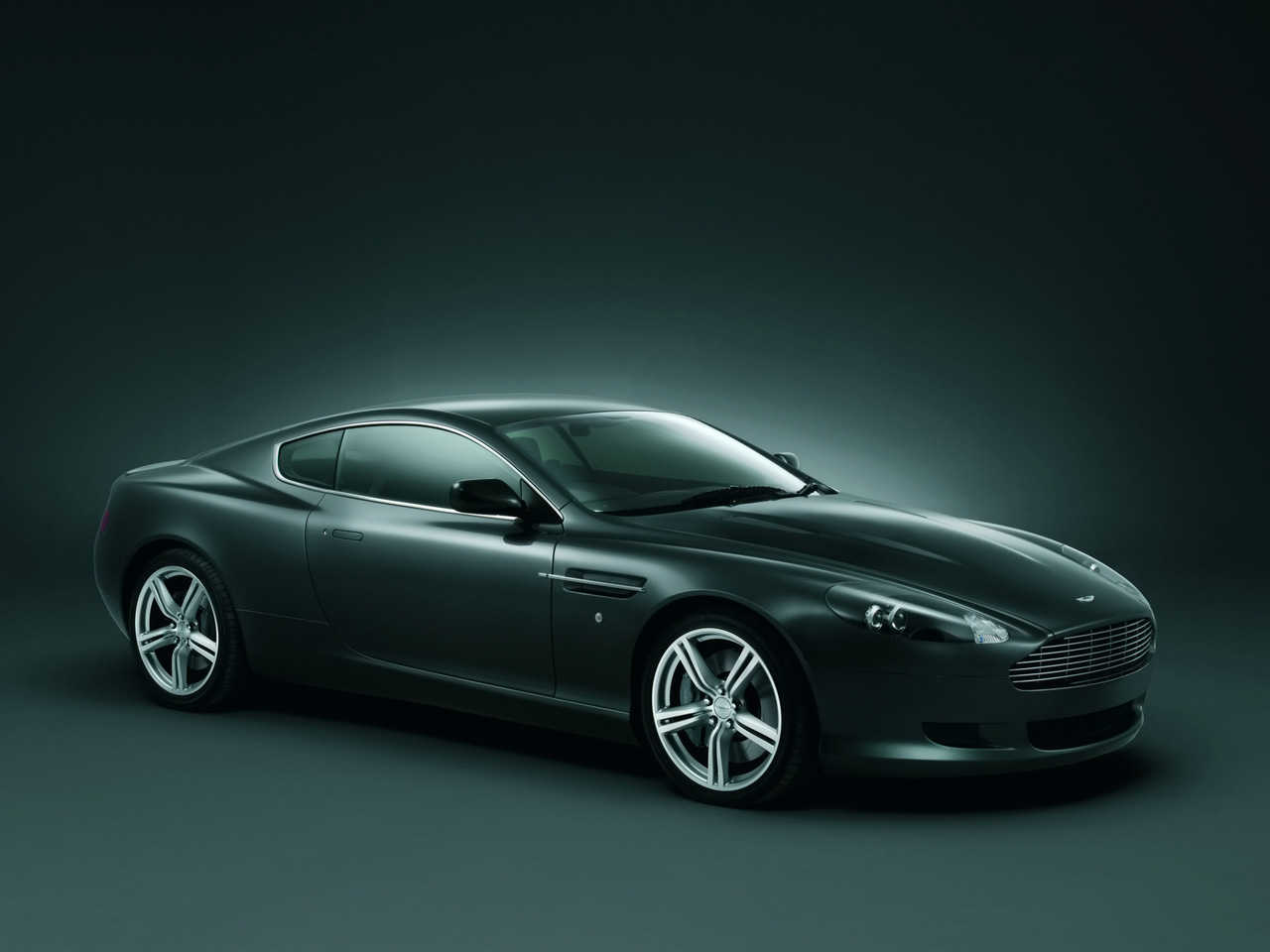 Aston Martin DB9: 3 фото