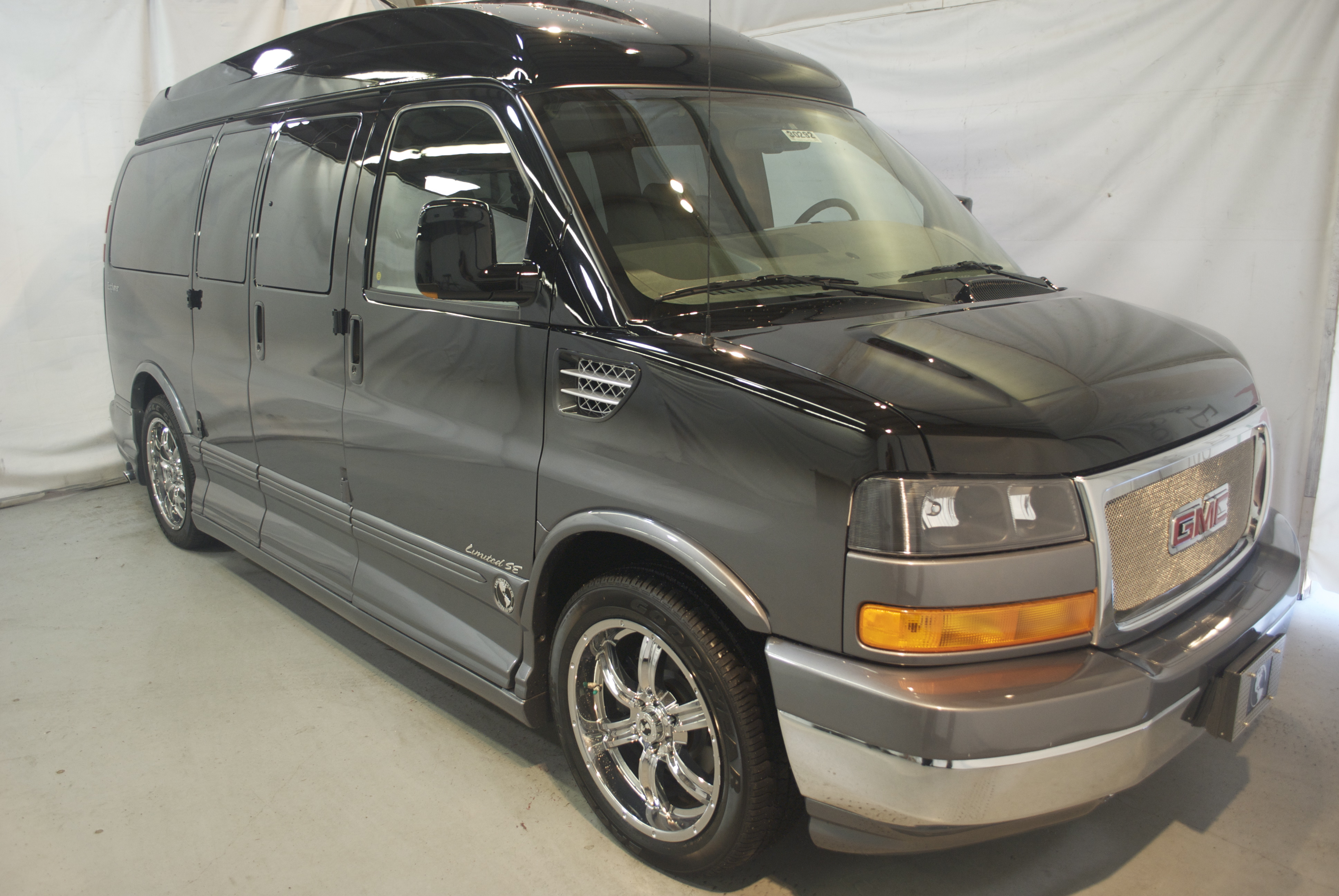 GMC Savana: 9 фото