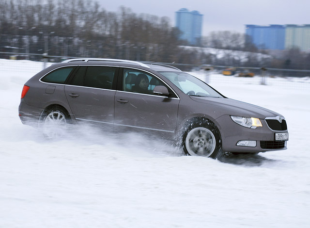 Skoda SuperB Combi: 12 фото