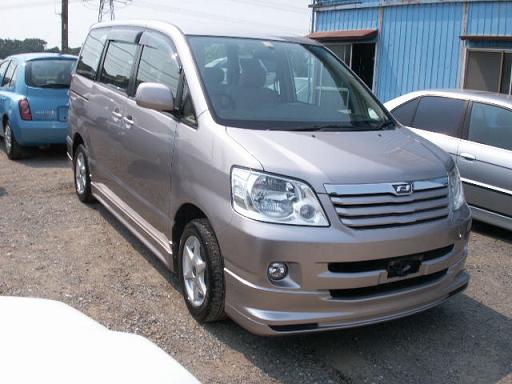 Toyota Noah: 8 фото