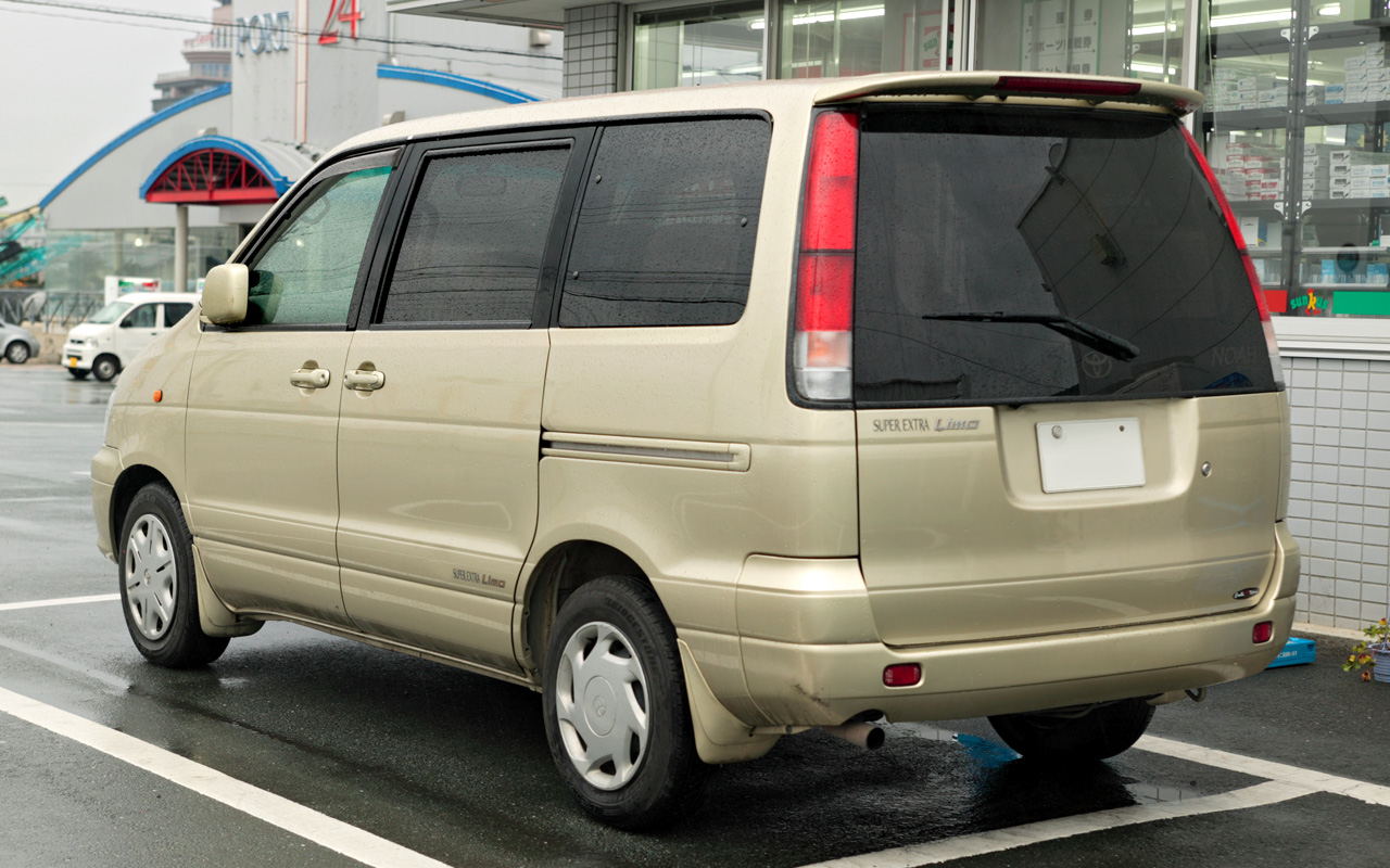 Toyota Town Ace Noah: 9 фото